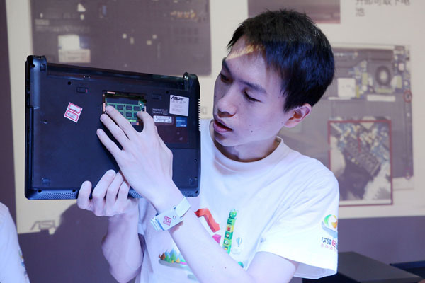 华硕工程师为华硕e创志愿者讲解IT知识 华硕工程师为华硕e创志愿者讲解IT知识