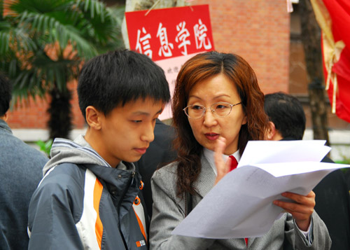 香港高校高额奖学金争揽优秀高考生源(组图)