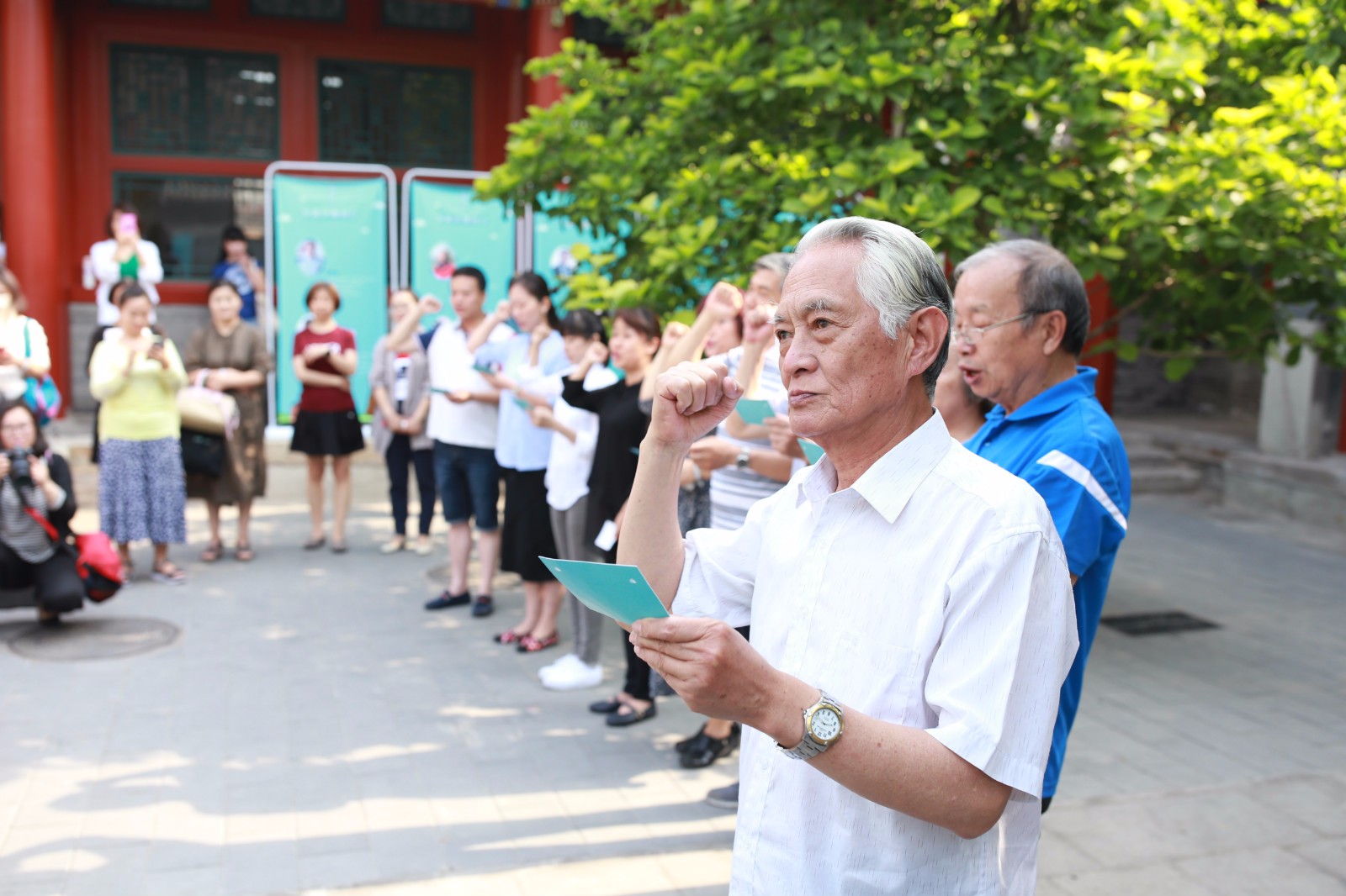 肖君老师带领评委宣誓.jpg 肖君老师带领评委宣誓.jpg