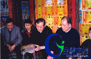 贵州省委书记看望跪着教学36年教师(图)