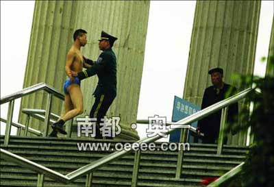 年轻男子公共场所裸奔称求职受挫借此发泄(图)