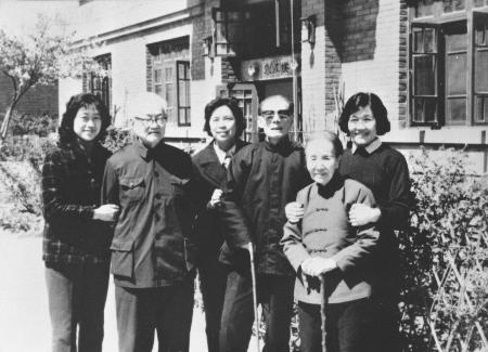 我国一代文学巨匠巴金在上海逝世