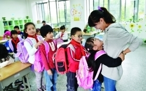南京90后美女老师 每天放学拥抱每个学生(图) 南京90后美女老师 每天放学前拥抱每个学生(图)