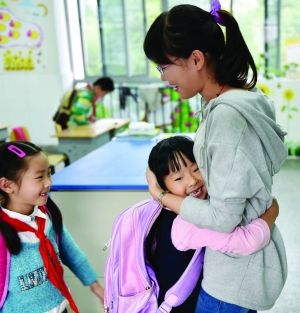 南京90后美女老师 每天放学拥抱每个学生(图) 南京90后美女老师 每天放学前拥抱每个学生(图)