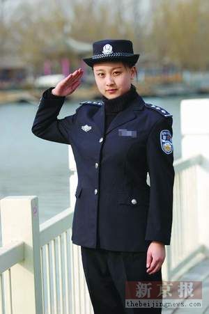 漂亮女生不甘心做警花坚强自学成材(组图)