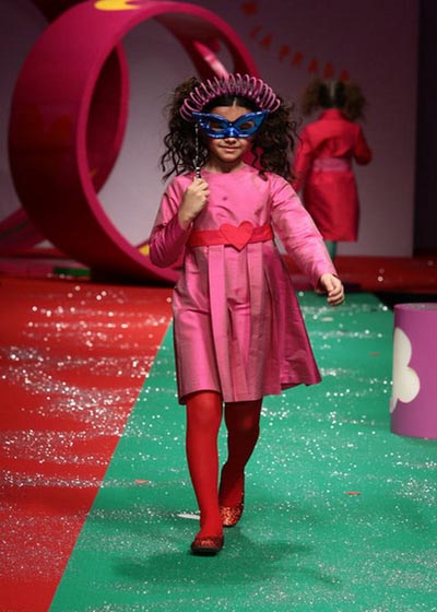 Agatha Ruiz de la Prada爱用“星月童话”来“哄骗”小姑娘心态的人